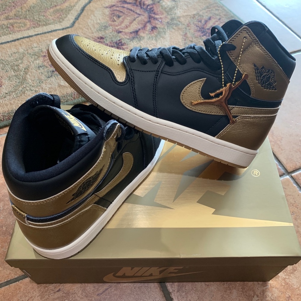 Jordan 1 Retro High OG "Black And Gold" Men's shoe